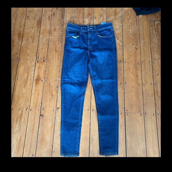 Levi Mile High Rise - Picture 3 of 3